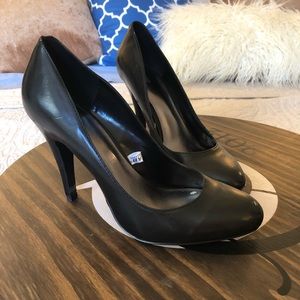 Basic Black Pumps